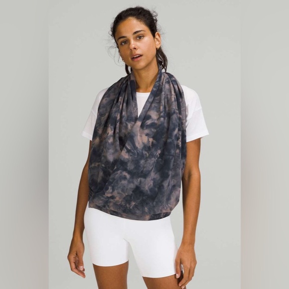 NWT Lululemon Customizable Snap Scarf
Diamond Dye Lunar Rock True Navy - Picture 3 of 5